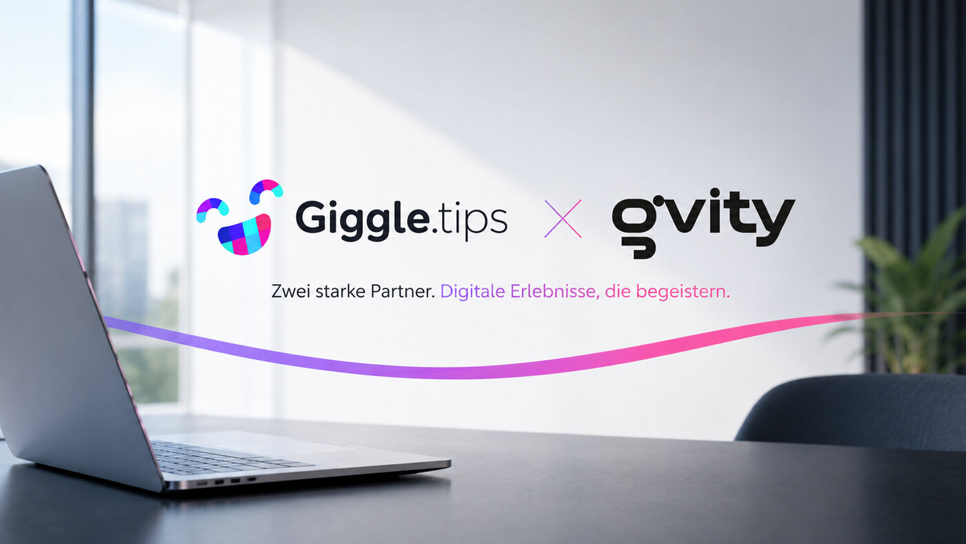 Giggle.tips & gvity ein Motivbild mit den Logos von Giggle.tips und gvity. Man sieht noch einen Schreibtisch mit einem Laptop darauf.