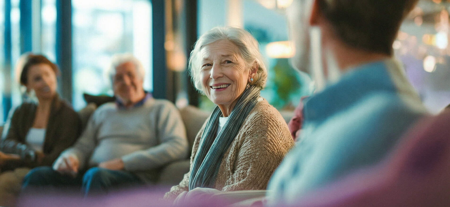 Seniorin lächelt in geselliger Runde