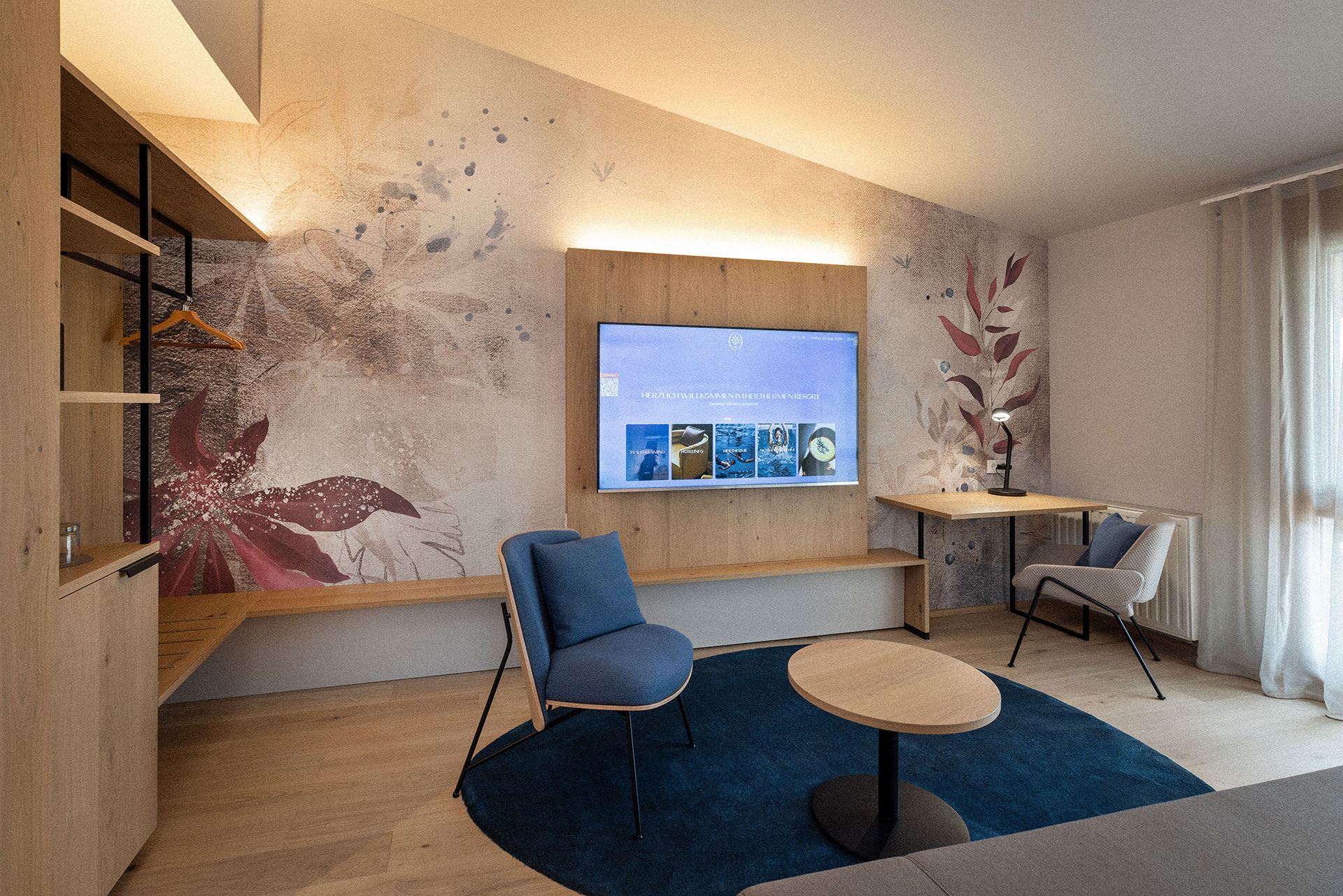 Modern eingerichtete Junior-Suite der Heiltherme Bad Waltersdorf mit Sitzecke und Fernseher